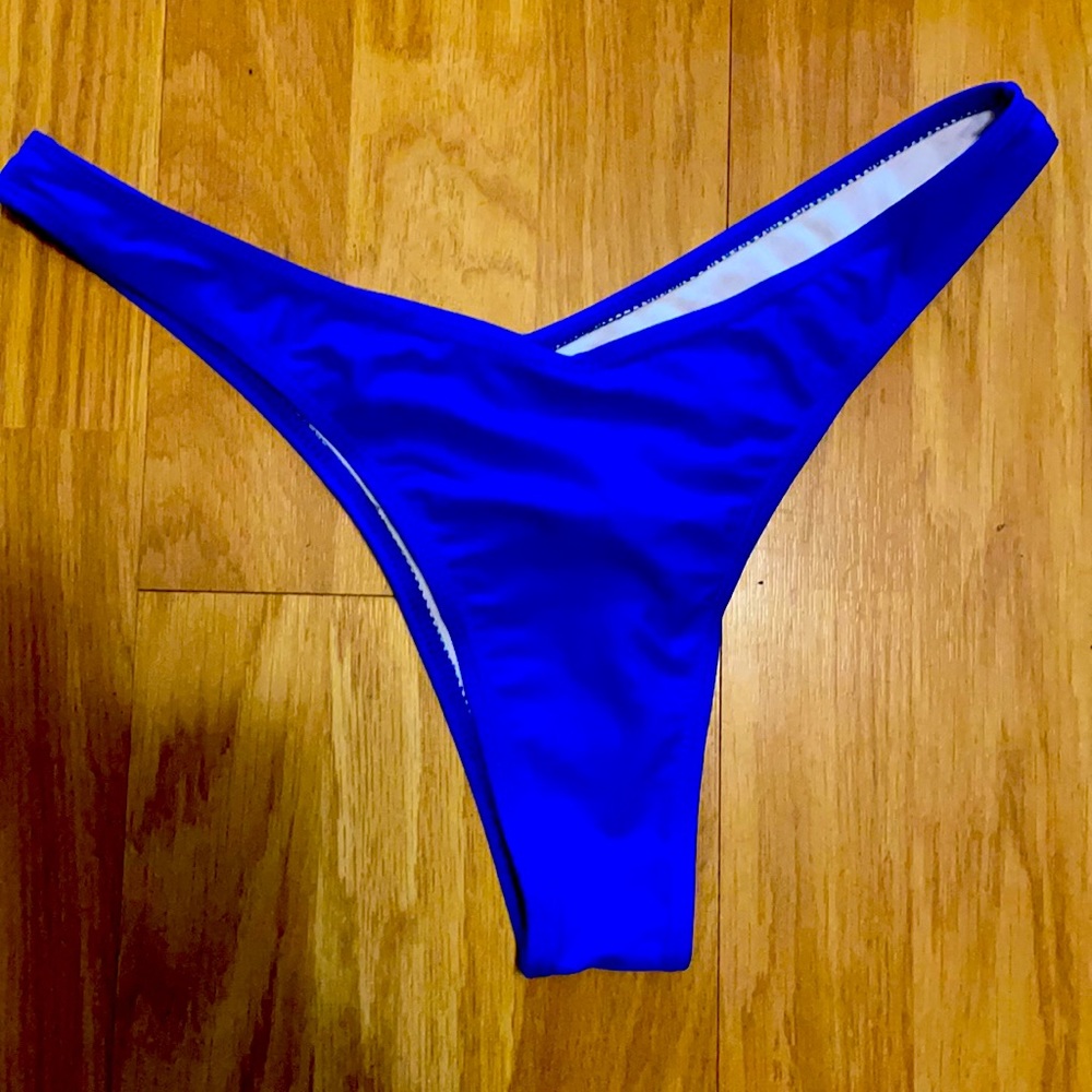 Bikini - Picture 2 of 4
